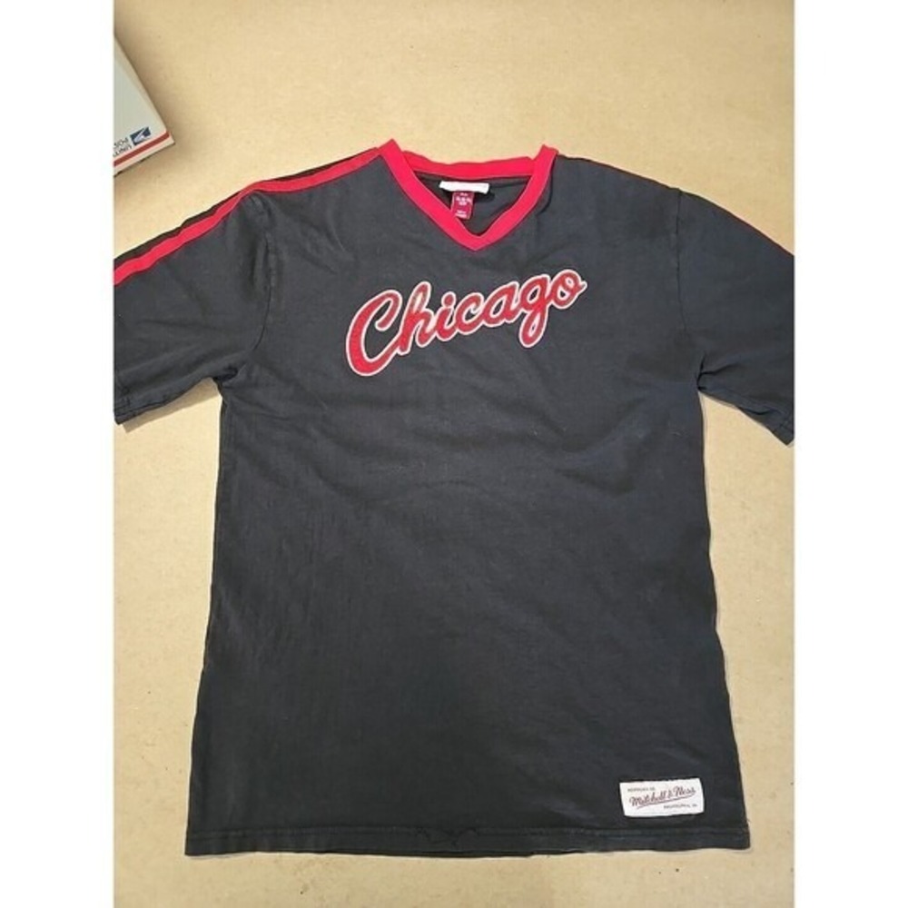 Mitchell & Ness Chicago T Shirt V Neck Red Trim Nostalgia Co. Menswear boy 18-20 - Picture 2 of 9